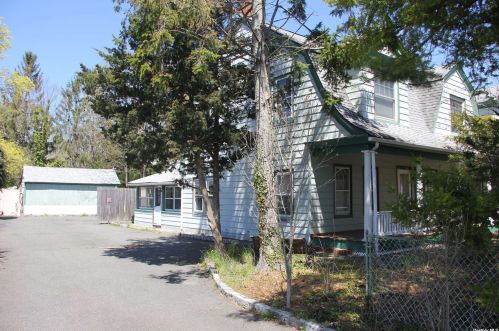 493 Middle Rd, Bay Port NY  11705-1907 exterior