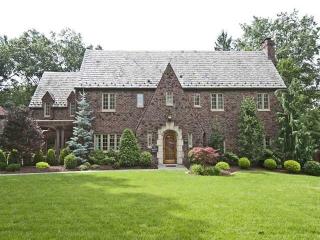 46 Hoodridge Dr, Pittsburgh, PA 15228-1802