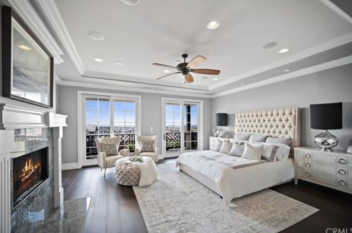920 Kings Rd, Newport Beach CA  92663-5718 exterior