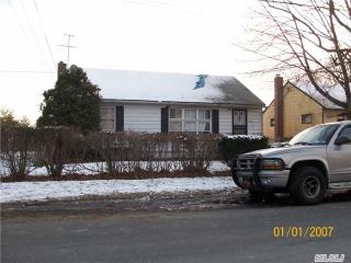 118 Davidson St, Wheatley Heights, NY 11798-4408