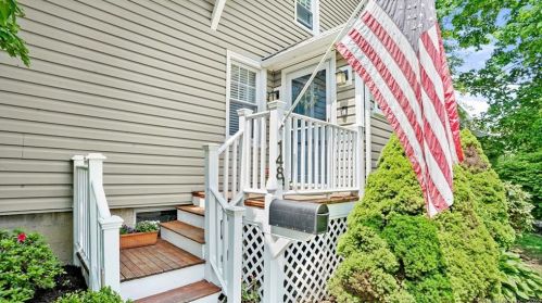 148 Knickerbocker Ave, Stamford, CT 06907-2327
