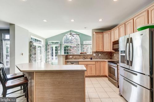 230 Lakeview Dr, Spring Grove, PA 17362-8438