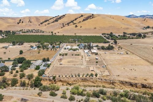 1750 Orch Rd, Hollister CA  95023-9210 exterior