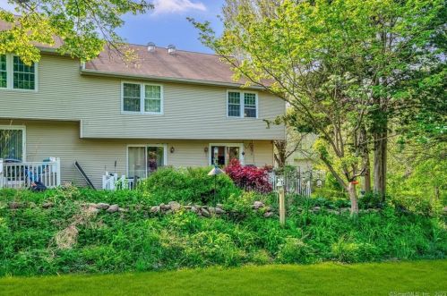 11 Countryside Ln, Middletown CT  06457-5552 exterior