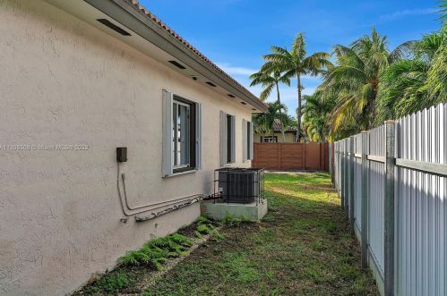 7090 5th Ave, Hialeah FL  33014-4952 exterior