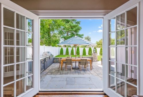 99 Main St, Cohasset, MA 02025-1403