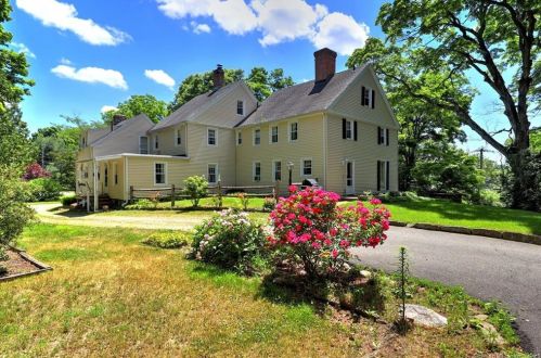 49 Daniels Farm Rd, Bridgeport, CT 06611-3905
