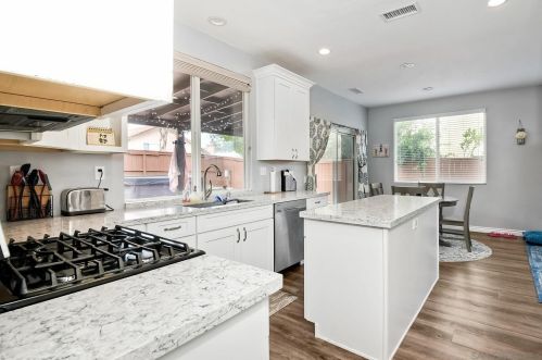 33551 Maplewood Ct, Temecula CA  92592-1832 exterior