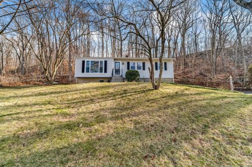24 Twitchgrass Rd, Bridgeport, CT 06611-4635