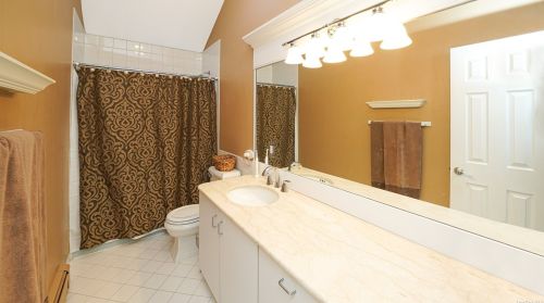 18 Drew Dr, Eastport NY  11941-1335 exterior