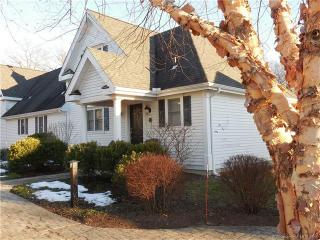 8 Augusta Cir, Moodus, CT 06469-1177