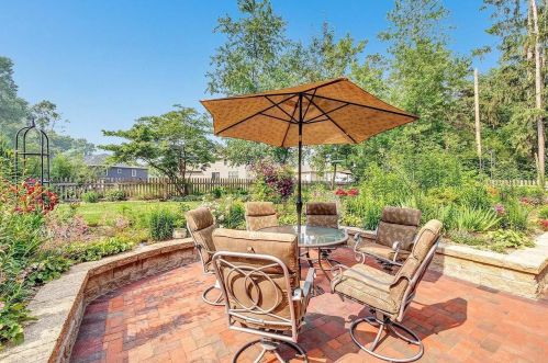 2740 Parkwood Dr, Green Bay, WI 54304-1812