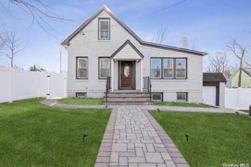 47 6th St, Huntington Station, NY 11746-1857