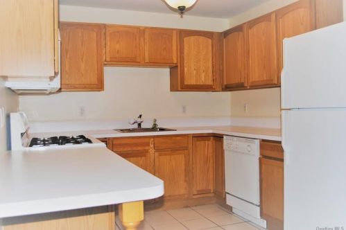 1033 Savoy Dr, Huntington Station, NY 11747-5282