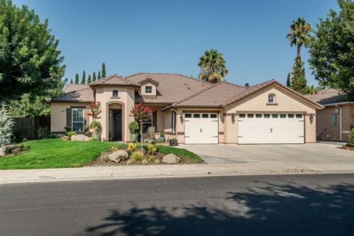 830 Orangewood Ave, Clovis, CA 93611-3532