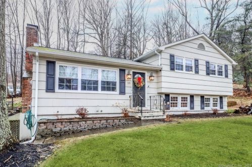 10 Aspen Way, Brookfield Center, CT 06804-2204