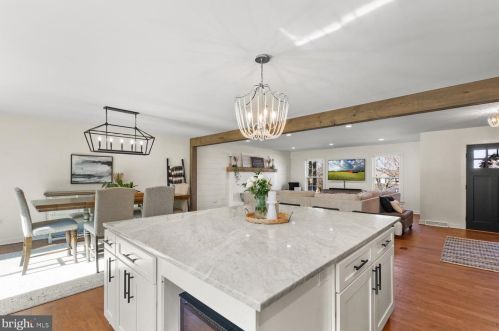 2146 Stonecrest Dr, Lancaster PA  17601-5437 exterior