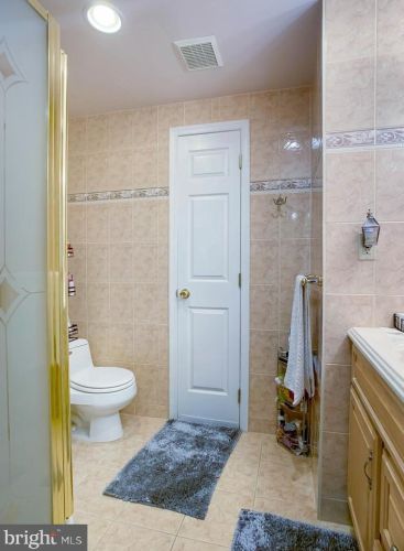 32 Sunrise Ct, Southampton PA 18966-1981 exterior