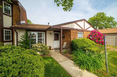 1 Raintree Ct, Deer Park, NY 11729-5611