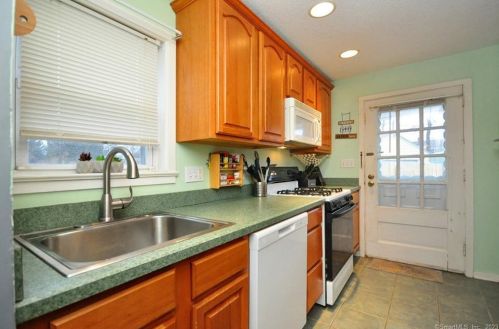 16 Oval Ln, Manchester CT  06040-4712 exterior