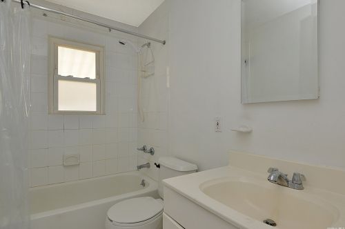 88 27th St, Copiague NY  11726-2622 exterior