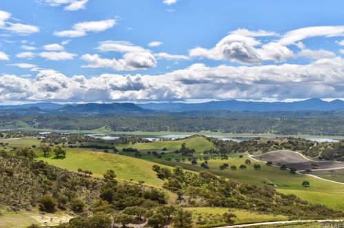 70320 Jolon Rd, Lake Nacimiento, CA 93426-9600