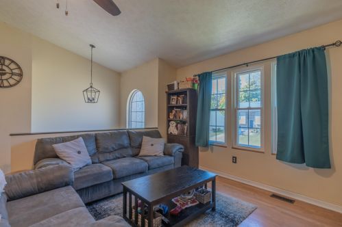 458 Ripple Crk Dr, Covington KY 41018-2694 exterior