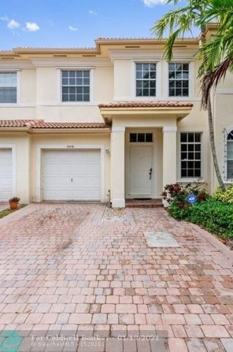 8476 29th St, Hollywood, FL 33025-2966