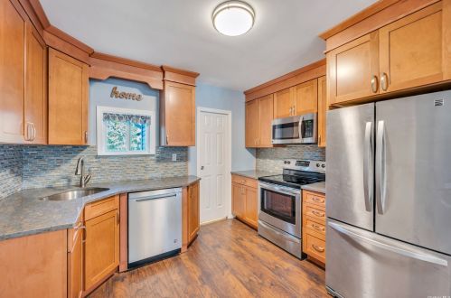 31 Greenlawn Rd, Scotts Beach, NY 11789-1821