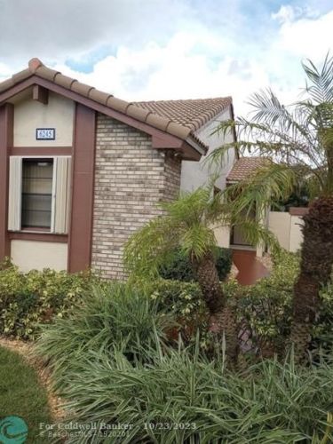 6245 175th Ter, Hialeah FL  33015-4438 exterior