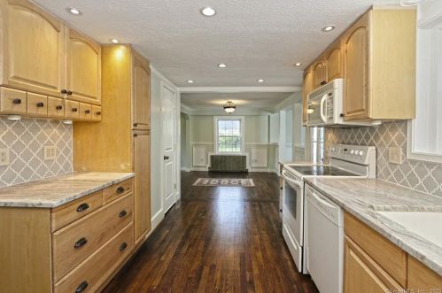 28 Church St, North Branford CT  06471-1417 exterior