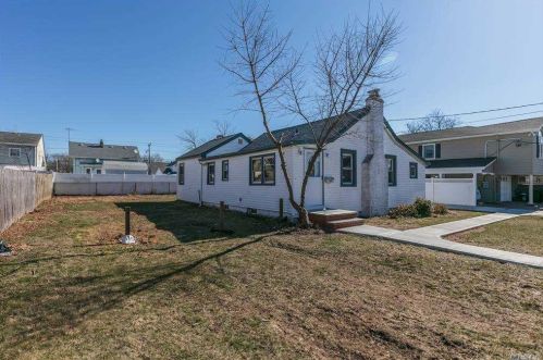 724 4th St, North Lindenhurst, NY 11757-5615
