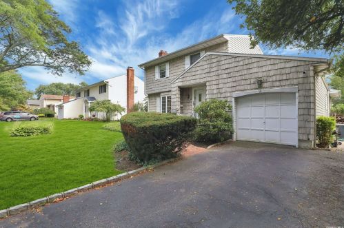 10 Elderwood Ln, Huntington Station, NY 11747-1512
