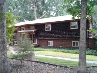 4208 Stonehenge Rd, Greensboro, NC 27406-9318