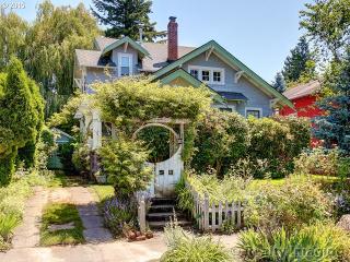 1704 54th Ave, Portland, OR 97213-2752