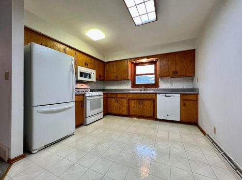 1608 Cottonwood Dr, Waukesha, WI 53189-8416