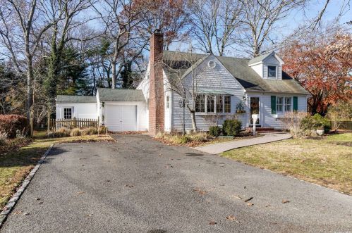 563 Potter Blvd, Brightwaters, NY 11718-1615