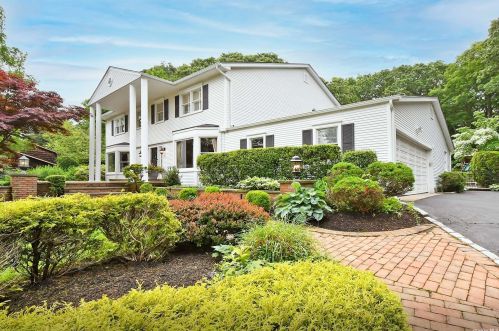 19 Suncrest Dr, Huntington Station, NY 11746-5720