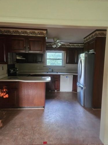 7 Francis Dr, Waterbury, CT 06716-1914