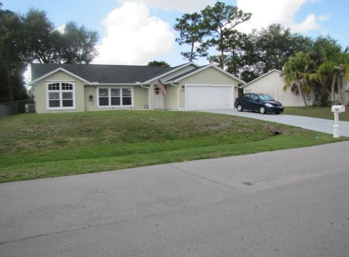 990 Nichols Ter, Fort Pierce, FL 34953-2611