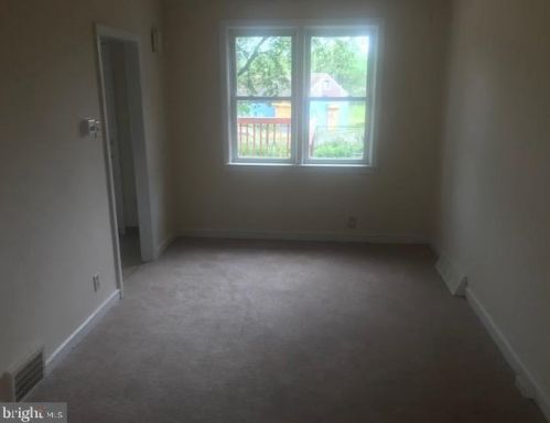 1076 Merrimac Rd, Camden, NJ 08104-3011