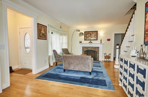 18 Pinewood Ln, New Hyde Park NY  11040-3321 exterior