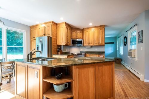 10 Cavasin Dr, East Lyme, CT 06333-1307