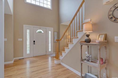 90 Groveland Park Blvd, Scotts Beach, NY 11789-2507