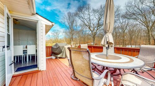 947 Montauk Ave, Islip Terrace NY  11752-1206 exterior