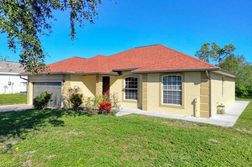 867 Chantilly St, Lehigh Acres, FL 33974-4722