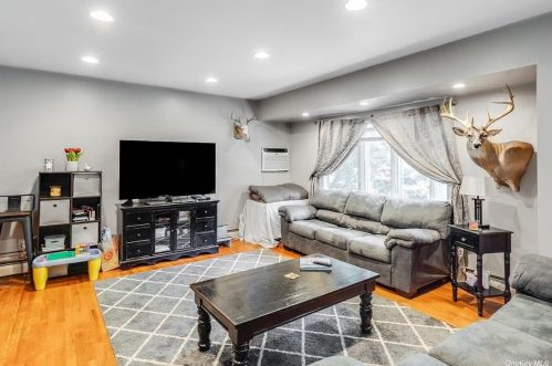 188 Shelby Ave, Holbrook, NY 11741-3223