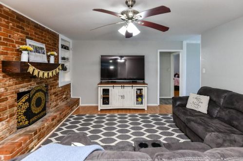 5617 Wedgmont Cir, Fort Worth TX  76133-2801 exterior