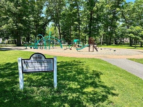 205 Bishop Dr, Framingham MA  01702-6521 exterior