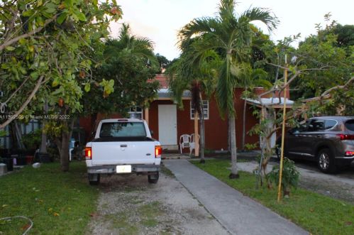276 12th St, Hialeah, FL 33010-3506